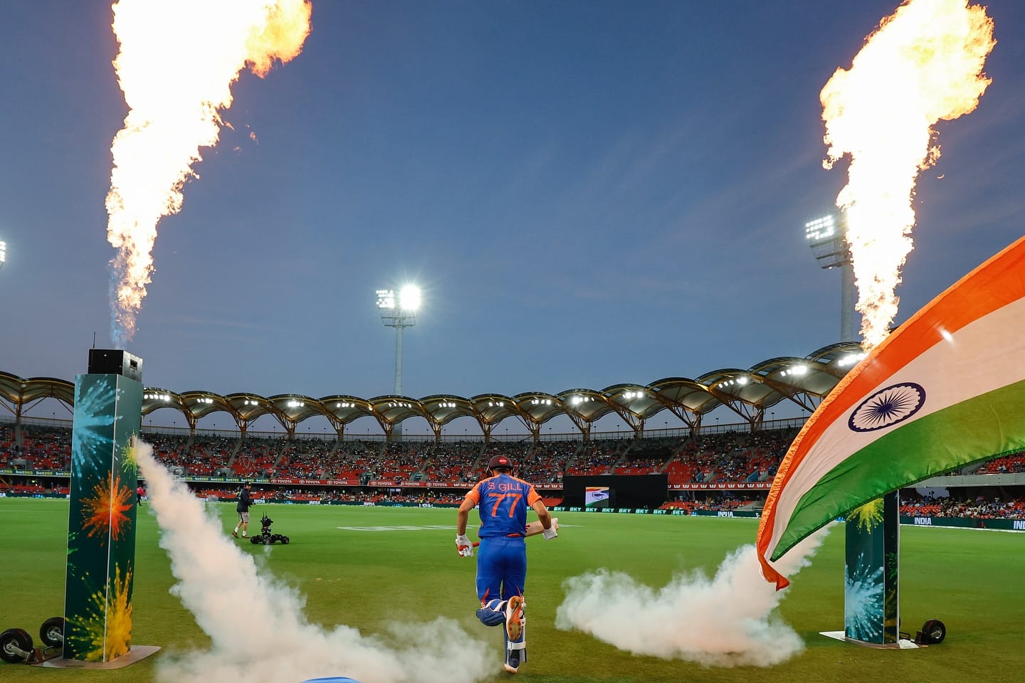 शुबमन गिल हा टीम इंडियाच्या टी 20 संघाचा उपकर्णधार होता. आता त्याच्याजागी अक्षर पटेलला उपकर्णधारपदी बढती मिळाली आहे. अनेक महिने संघाबाहेर असलेल्या इशान किशनसाठी टीमचे दरवाजे उघडले आहेत. इशानने देशांतर्गत क्रिकेट टुर्नामेंटमध्ये खोऱ्याने धावा केल्या आहेत. 