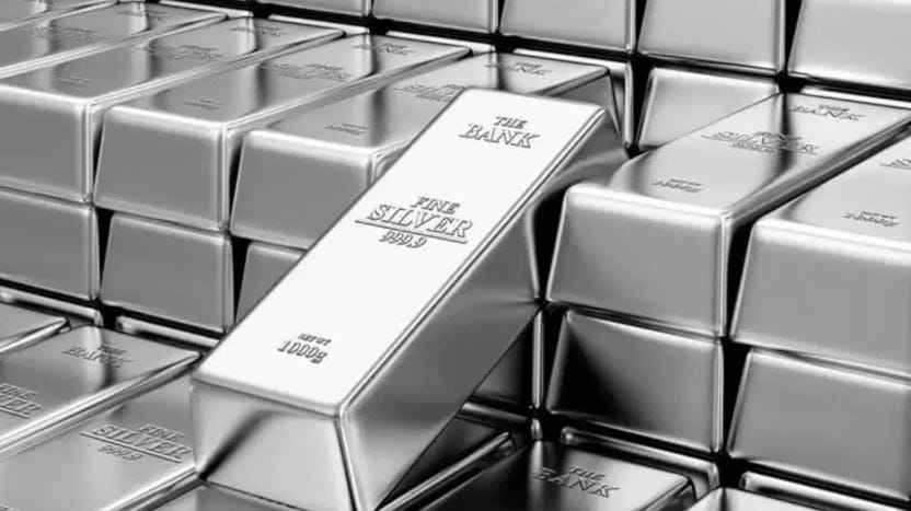 गेल्या अनेक दिवसांपासून सोने आणि चांदीच्या भावात मोठे चढउतार पाहायला मिळत आहेत. सोन्याचा भाव सातत्याने वाढताना पाहायला मिळत आहे. त्यामुळेच सोन्यात गुंतवणूक करणारे आज मालामाल झाले आहेत. दुसरीकडे सोन्यापेक्षाही चांदीला झळाळी मिळाली आहे. चांदीचा भाव तर सोन्यापेक्षाही सुस्साट आहे.