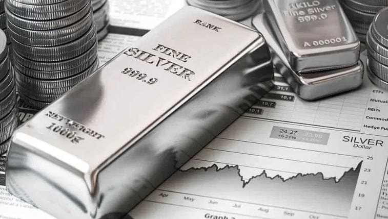 मिळालेल्या माहितीनुसार 22 डिसेंबर रोजी चांदीचा भाव 7 हजार रुपयांनी वाढला. गेल्या काही दिवसांपासून चांदीचा भाव सोन्यापेक्षा कितीतरी जास्त वेगाने वाढतो आहे. त्यामुळेच सोन्यासोबतच लोक चांदीमध्येही गुंतवणूक करण्यास प्राधान्य देत आहेत. 