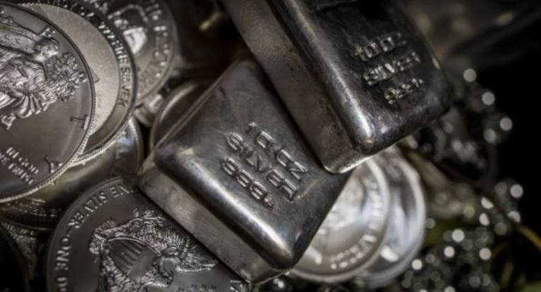 लोक वेगवेगळ्या माध्यमातून चांदीमध्ये गुंतवणूक करत आहेत. भविष्यकालीन बाजाराचा अंदाज घेऊन ही गुंतवणूक केली जात आहे. पण चांदीचा भाव का वाढत आहे, हे समजून घेणे गरजेचे आहे. अलिकडे औद्योगिक क्षेत्रात चांदीची मागणी वाढली आहे.