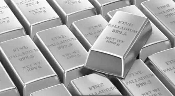 सोलार पॅनल, इलेक्ट्रिक व्हेइकल, इलेकट्रॉनिक तसेच ग्रीन एनर्जीशी संबंधित क्षेत्रात चांदीचा वापर वाढला आहे. क्लीन, ग्रीन एनर्जीचा वापर  वाढल्यामुळे चांदींच्या मागणीतही वाढ झालेली आहे. मागणी वाढलेली असताना पुरवठा मर्यादित असल्यामुळे चांदीच्या भावात वाढ होत आहे. 