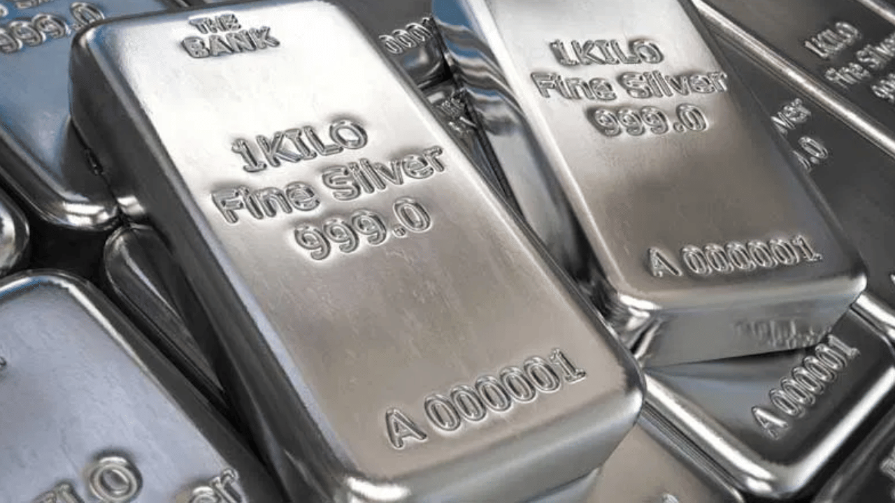 चांदीचा भाव पोहोचणार थेट 250000 रुपयांवर? तज्ज्ञांच्या अंदाजाने सगळेच थक्क; भविष्यात काय होणार? चांदीचा भाव पोहोचणार थेट 250000 रुपयांवर? तज्ज्ञांच्या अंदाजाने सगळेच थक्क; भविष्यात काय होणार?