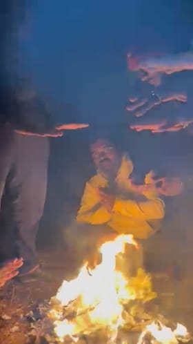 सिंधुदुर्ग गारठला, तळकोकणात शेकोटीचा आधार.