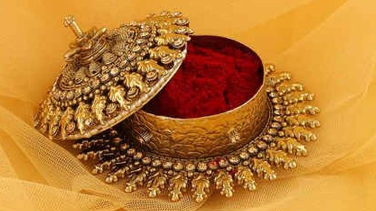 कुंकू - कुंकू हे हिंदू धर्मात वैवाहिक आनंदाचे आणि सौभाग्याचे अत्यंत महत्त्वाचे प्रतीक मानले जाते. सकाळी लवकर हातातून कुंकू खाली पडणे हे अत्यंत अशुभ मानले जाते. हे वैवाहिक जीवनात किंवा कुटुंबावर मोठे संकट येण्याचे, तणाव वाढण्याचे संकेत असते. त्यामुळे विवाहित महिलांनी तसेच कुटुंबातील सदस्यांनी दैनंदिन कामे अधिक काळजीपूर्वक आणि सावधगिरीने करावीत.