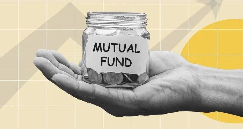 आजघडीला गुंतवणूक करायची म्हटलं की सर्वात अगोदर लोक एसआयपीच्या माध्यमातून म्युच्यूअल फंडात गुंतवणूक करतात. दीर्घ कालावधीसाठी गुंतवणूक केली तर दमदार परतावा मिळतो म्हणून अनेकजण म्युच्यूअल फंडात पैसे टाकण्याचा निर्णय घेतात. परंतु प्रत्येकासाठीच ही गुंतवणूक योग्य नाही. तुमचे ध्येय्य, गुंतवणुकीचा कालावधी आणि जोखमी घेण्याची क्षमता यावरून तुम्ही म्युच्यूअल फंडात गुंतवणूक करावी की नाही हे ठरवावे.