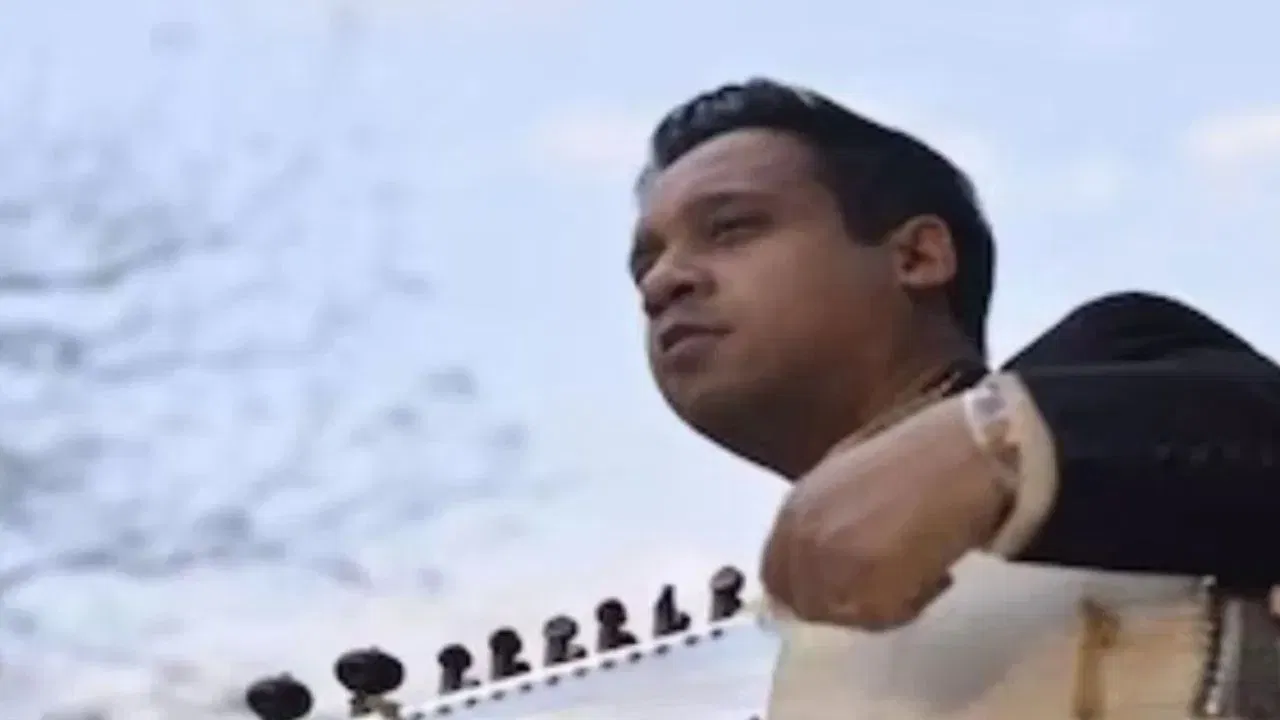 बांगलादेशात भारतीयांचा जीव धोक्यात, जीव वाचलेल्या संगीतकाराने सांगितलं हादरवणारं सत्य; काय घडतंय? बांगलादेशात भारतीयांचा जीव धोक्यात, जीव वाचलेल्या संगीतकाराने सांगितलं हादरवणारं सत्य; काय घडतंय?