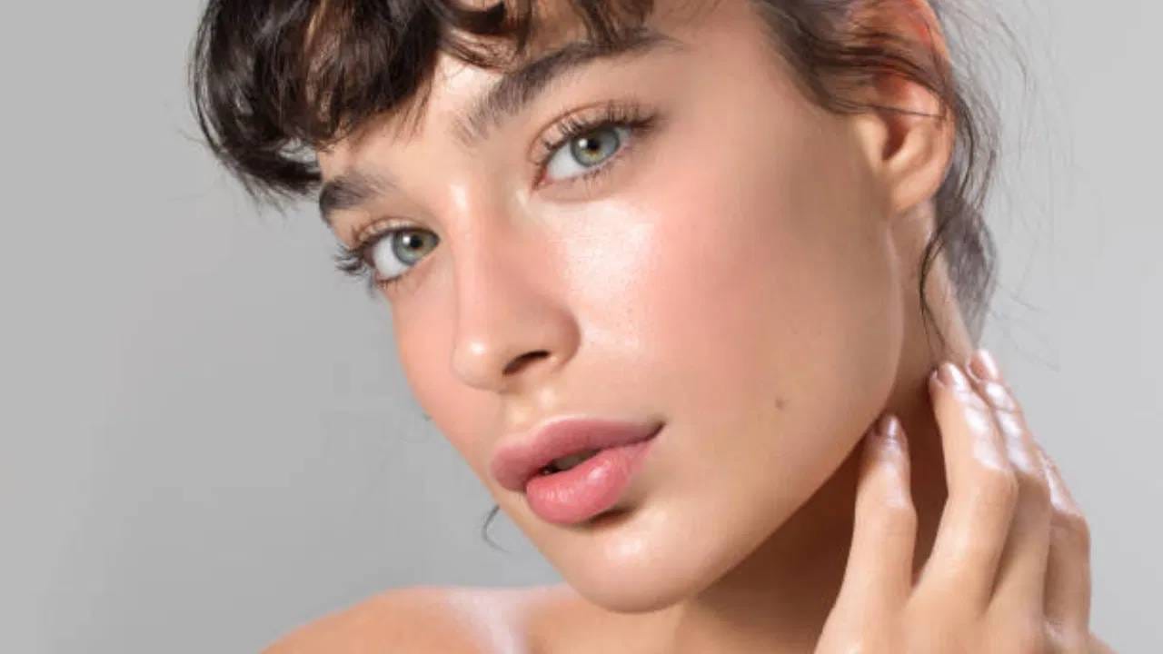 अशा परिस्थितीत त्वचेला योग्य काळजी आणि पोषणाची गरज असते. जर तुम्हाला तुमची त्वचा नैसर्गिकरित्या निरोगी, मुलायम आणि चमकदार बनवायची असेल तर काही गोष्टी फॉलो करा. 