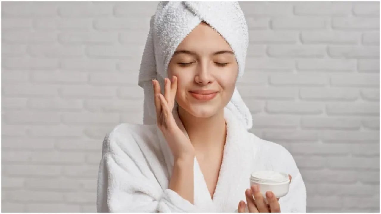 कच्च्या दुधाचा फेसपॅक बनवण्यासाठी तुम्हाला 2 टेबलस्पून कच्चे दूध, अर्धा टीस्पून मध आणि 1/4 टीस्पून हळद पावडर लागेल. हे तीन नैसर्गिक घटक एका भांड्यात एकत्र करा आणि गुळगुळीत पेस्ट तयार करण्यासाठी चांगले मिसळा.