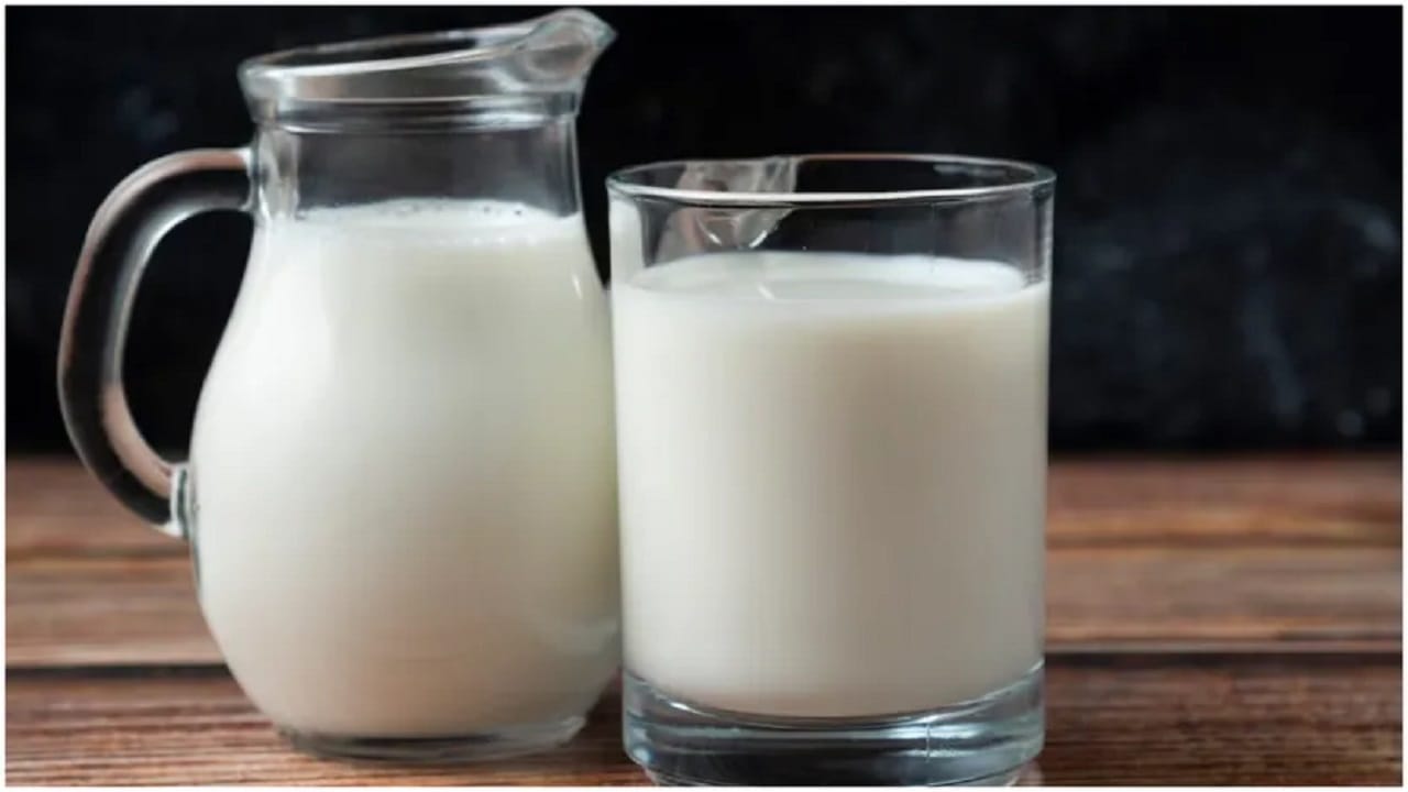 तुमच्या संपूर्ण चेहऱ्यावर आणि मानेवर दुधाचा फेस पॅक लावा. सर्वोत्तम परिणामांसाठी, धुण्यापूर्वी पॅक 15 ते 20 मिनिटं तसंच राहू द्या. धुताना तुमच्या त्वचेला हलक्या हाताने मसाज करा.