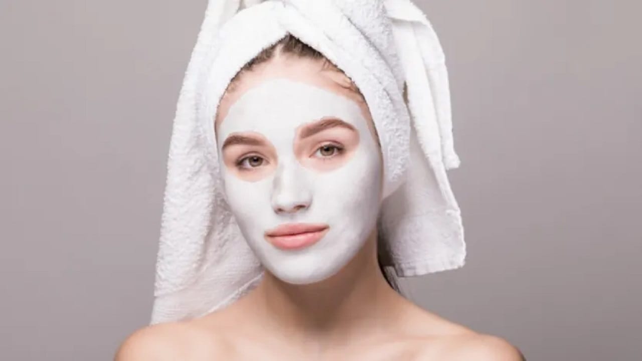 तुम्ही आठवड्यातून एकदा किंवा दोनदा हे पोषक तत्वांनी समृद्ध फेस पॅक वापरू शकता. मात्र, जर तुमची त्वचा संवेदनशील असेल, तर तुम्ही हा फेस पॅक तुमच्या संपूर्ण चेहऱ्यावर लावण्यापूर्वी पॅच टेस्ट करावी.