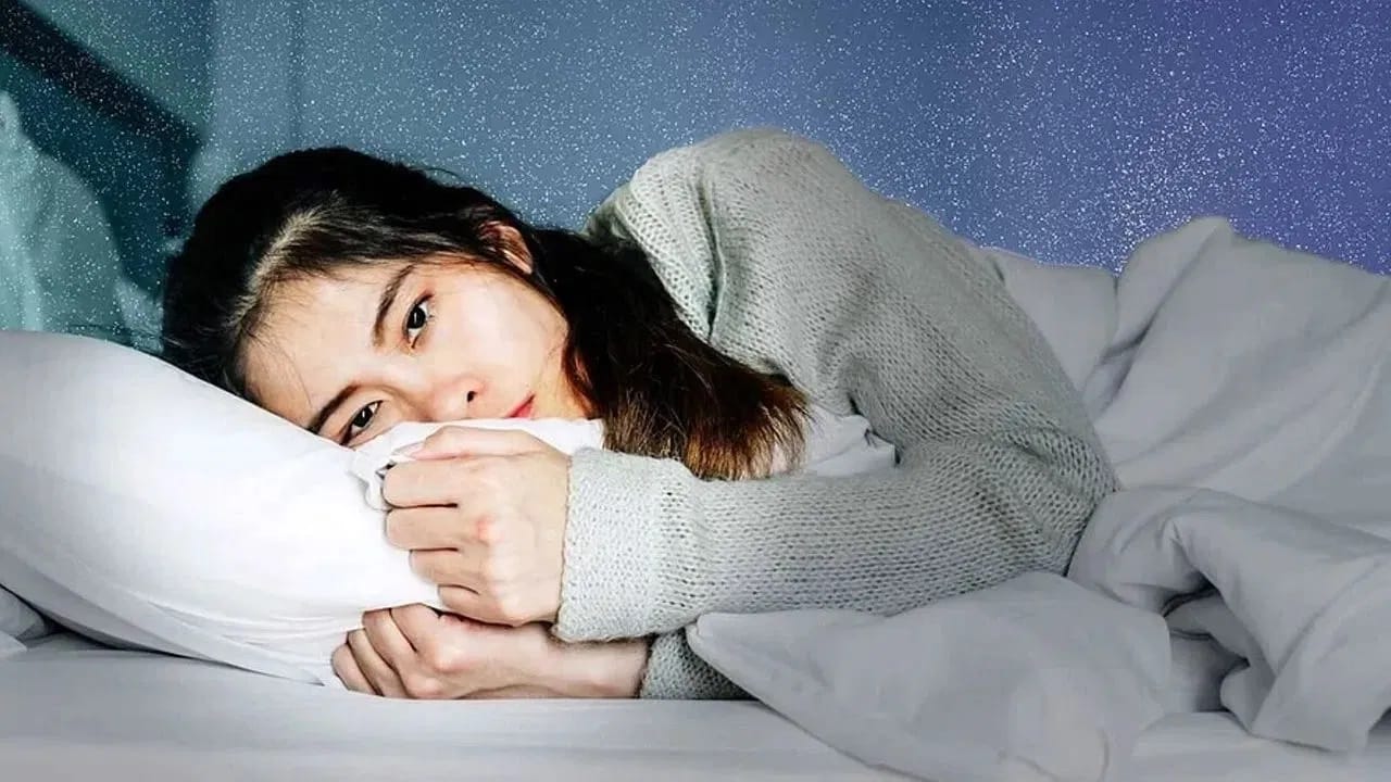 वास्तुशास्त्रानुसार, पूर्वेकडे किंवा दक्षिणेकडे पाय ठेवून झोपणे अशुभ मानले जाते. वास्तुशास्त्रात पूर्वेकडील दिशा ही पूजास्थळ मानली जाते. सूर्य देव पूर्वेकडून उगवतो, म्हणूनच त्याला देवांची दिशा म्हणतात.