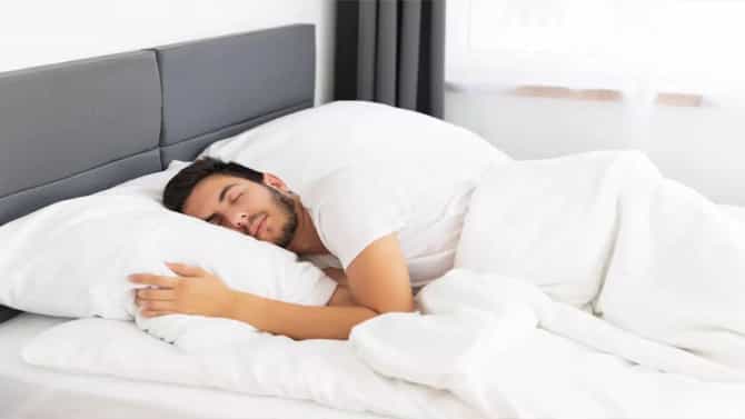 जास्त झोप घेतल्यामुळे डोकेदुखीचा त्रास का होतो?