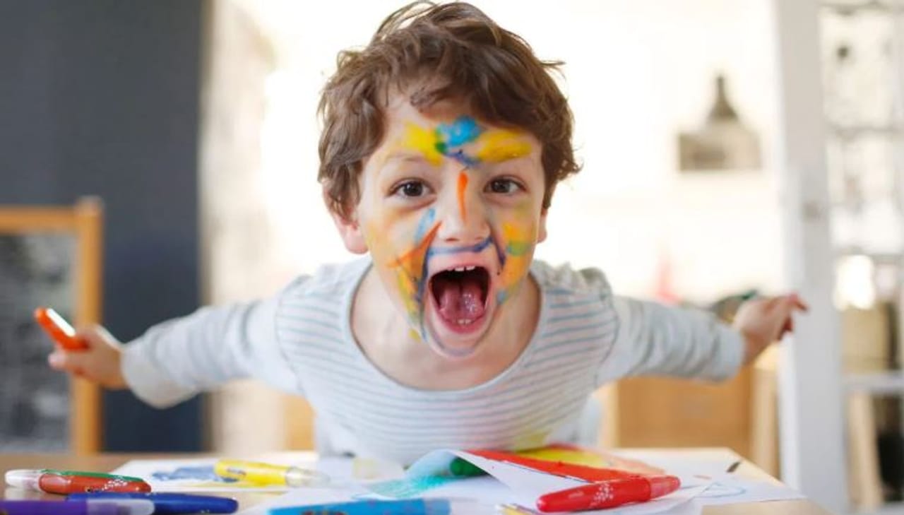 बाळाचा जन्म झाला की सर्वात अगोदर ते रडायला लागतं. अनेकांना असे वाटते की बाळ जन्मल्यानंतर ते सर्वात अगोदर का रडते? त्याला हसू का येत नाही? बाळ रडत असेल म्हणजे त्याला काही त्रास होत असेल का? याच सगळ्या प्रश्नाचे उत्तर आज जाणून घेऊ या...