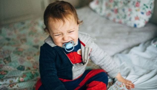 बाळ साधारण 9 महिने आईच्या गर्भात असते. त्याचा जन्म झाला की ते बाहेरच्या जगात येते. आईच्या पोटात वेगळी उब असते, तापमान स्थिर असते, आवाज मंद असतो. बाळ बाहेर येताच त्याची ओळख बाहेरचा प्रकाश, थंडी, उन, बाहेरचा आवाज याच्याशी होते.