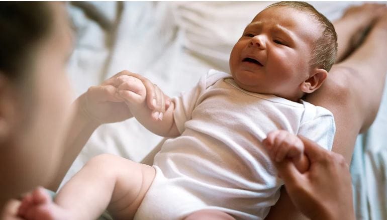 जन्म झाल्यानंतर बाळाला रडू येणे फार गरजेचे असते. बाहेर आल्यानंतर बाळाचे फुफ्फुस, हृदय पूर्ण ताकदीने सक्रिय नसते. बाहेर येताच बाळ श्वास घ्यायला लागते. त्यामुळेच बाळ रडणे ही काही सामान्य प्रक्रिया नाही. बाळाच्या शरीरात बदल होत असल्याची हा एक मोठा संकेत आहे.