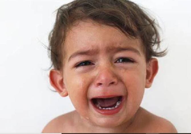 बाळ रडायला लागले म्हणजे त्याचे हृदय आणि फुफ्फुस चांगल्या पद्धतीने काम करत आहे, असा त्याचा अर्थ निघतो. आता बाळ अगोदर हसत का नाही? ते जाणून घेऊ या. हसणे ही एक भावनिक आणि सामाजिक प्रतिक्रिया आहे. बाळाचा जसाजसा विकास होतो, तसे बाळ हसायला शिकते.