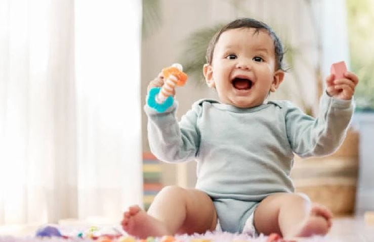 बाळ जन्मल्यानंतर ते त्याला गरजेच्या असणाऱ्याची क्रिया करते. बाळ जसे जसे मोठे होते, तसे तसे त्याला बाहेरच्या जगाची ओळख होते. त्यामुळेच बाळ अगोदर रडायला शिकते. नंतर त्याला समजायला लागल्यानंतर ते हसायला शिकते.