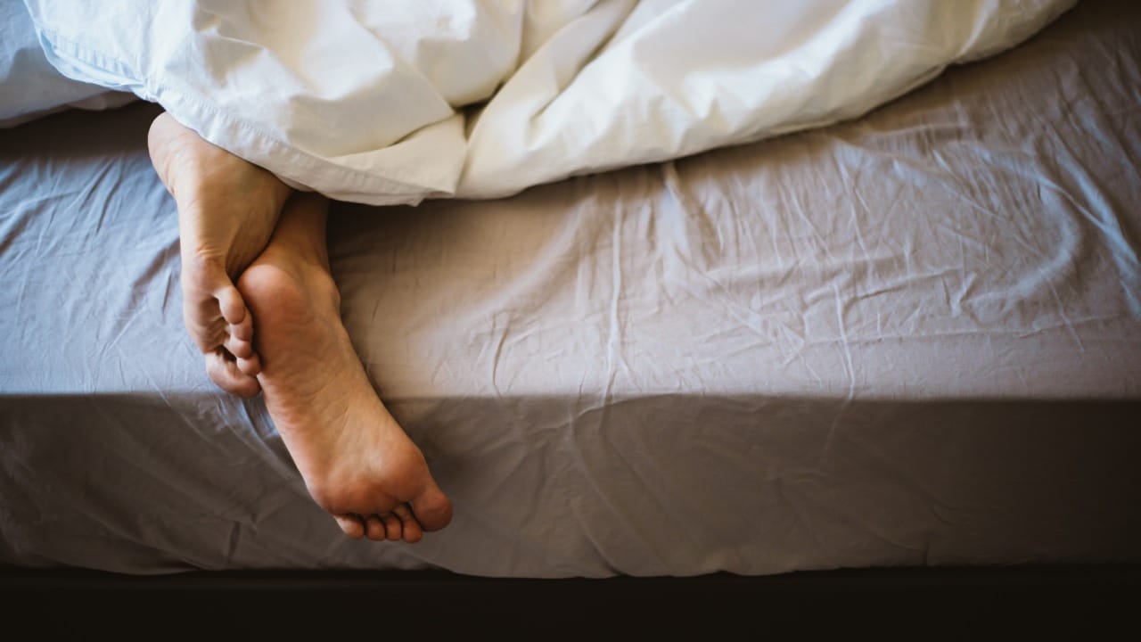 एकाच प्रकारचे शूज सलग दोन दिवस घालू नका. शूजला हवा लागण्यासाठी किमान २४ तासांचा अवधी द्या. शक्य असल्यास शूज अधूनमधून धुवा किंवा उन्हात ठेवा. तसेच अंघोळ करताना पायांच्या बोटांच्या मधील जागा साबणाने व्यवस्थित स्वच्छ करा. अंघोळ झाल्यावर पाय पूर्णपणे कोरडे केल्याशिवाय मोजे किंवा शूज घालू नका.