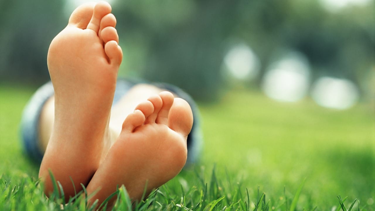 केवळ उपाय करून चालणार नाही, तर स्वच्छतेची काळजी घेणेही तितकेच महत्त्वाचे आहे. यासाठी नेहमी १०० टक्के सुती मोजेच वापरा. नायलॉन किंवा सिंथेटिक मोजे घाम शोषत नाहीत, ज्यामुळे वास वाढतो. दररोज मोजे बदला.