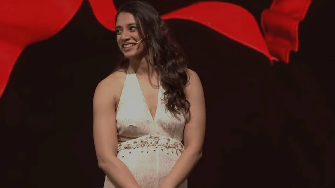 आता स्मृती पुन्हा एकदा सार्वजनिक कार्यक्रमाच्या मंचावर दिसली. तिने नुकतीच एका इव्हेंटला हजेरी लावली होती. तेव्हाचा तिचा लूक, तिचा पेहराव, या सगळ्याचे फोटो सोशल मीडियावर व्हायरल होत आहेत.