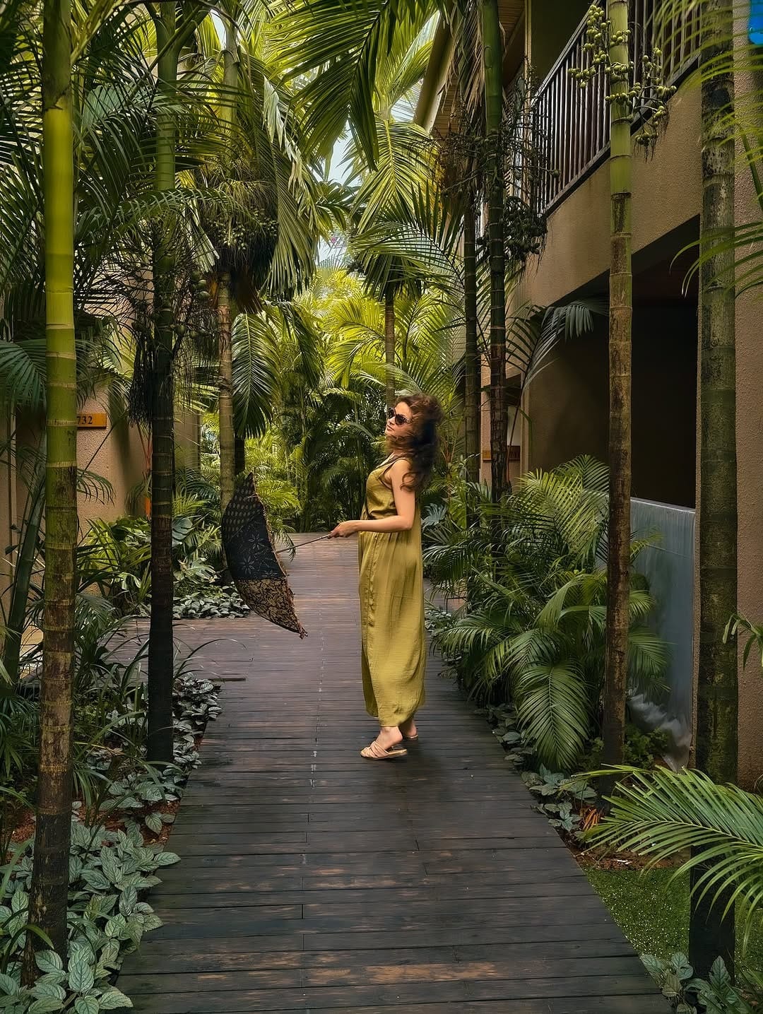 30 ते 40 मिनिटांपेक्षा अधिक अभिनेत्री स्वतःच्या पायांवर उभी देखील राहू शकत नव्हती... स्नेहा हिने केवळ बॉलीवूडमध्येच नाही तर, उल्लासमगा उठासाहमागा या तेलगू सिनेमातून साऊथ सिनेविश्वात पदार्पण केलं. 