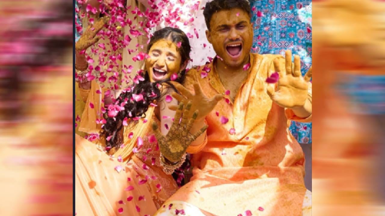 रंगलो हळदीच्या रंगात.. असं म्हणत पूजा आणि सोहम यांनी त्यांच्या खास दिवसाचा फोटो शेअर केला आहे. ऑरेंज कलरच्या कुर्त्यात सोहम एकदम राजबिंडा दिसत होता. तर पूजाने देखील तिच्या होणाऱ्या अहोंच्या कपड्यांशी मॅचिंग असा कुर्ता, सलवार आणि साजेशी ओढणी असा गेटअप केला होता. त्याला साजेसे दागिने, सुरेख मेकअप यामुळे तिचं सौंदर्य आणखीनच खुलून दिसत होतं. 