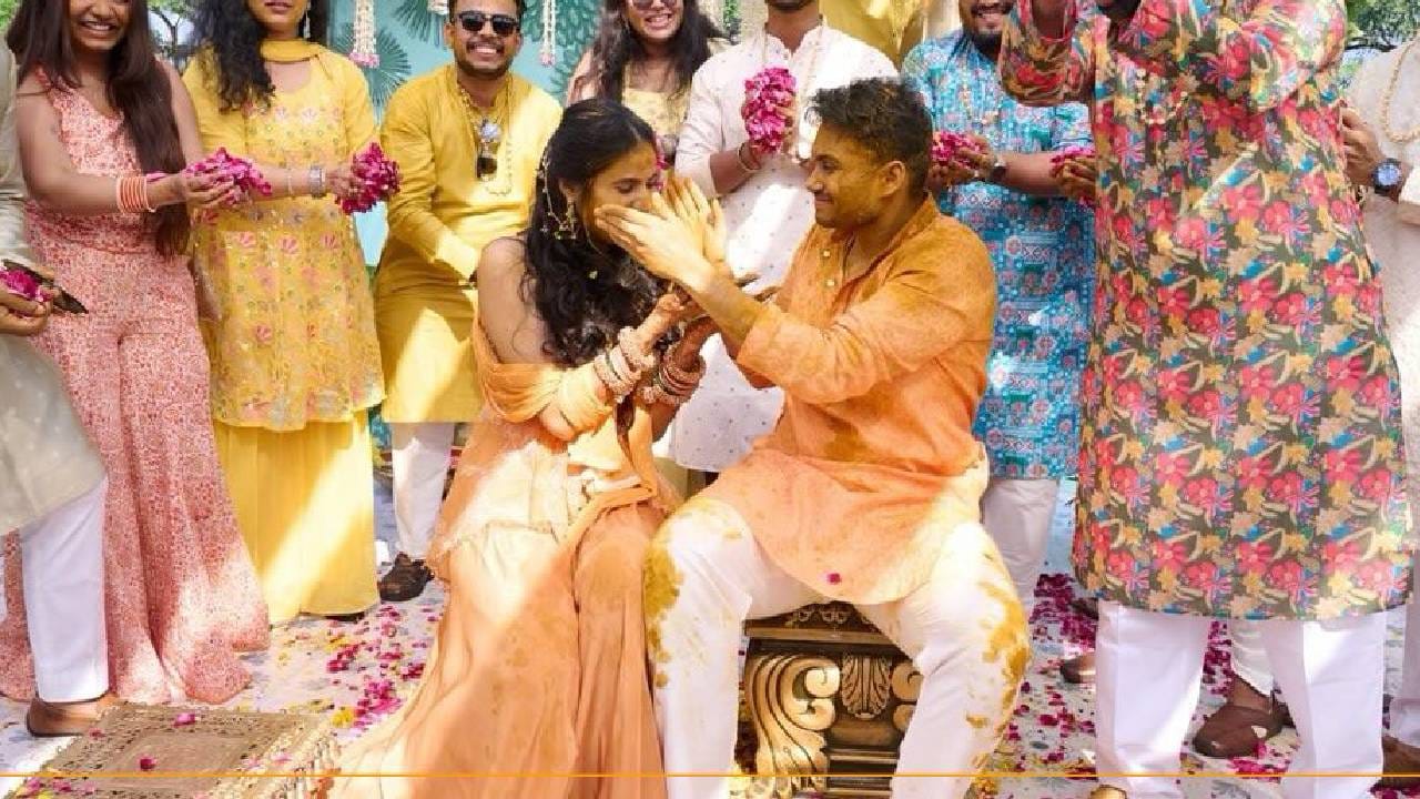 काही दिवसांपू्र्वीच सोहम बांदेकर याचं केळवण झालं. सुकन्या मोने, शिल्पा नवलकर, पूर्वा गोखले, अभिजीत केळकर य़ांनी मिळून भावी वराचं आणि त्याच्या आई-वडिलांचं  केलवण केलं. तेव्हाही बांदेकरांच्या सूनबाईंबद्दल फारसं कोणाला माहीत नव्हतं, मात्र हळूहळू पूजाच्या नावाची चर्चा सुरू झाली. त्यानतंर पूजा बिरारी हिचंही तिच्या ‘येड लागलं प्रेमाचं’ या मालिकेच्या सेटवर केळवण झालं. 