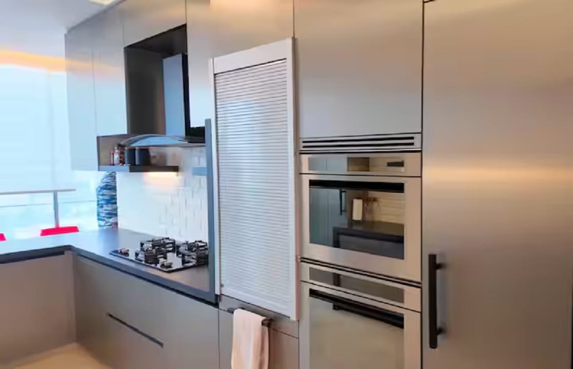  सोनाक्षीच्या घरातील राहण्याची जागा जितकी प्रशस्त आहे तितकीच ती आरामदायी आहे. संपूर्ण जागेत हलक्या रंगाची थीम वापरली आहे, ज्यामुळे ती आधुनिक आणि सुंदर दिसते. प्रचंड रॉयल असं अभिनेत्रीचं घर आहे. 