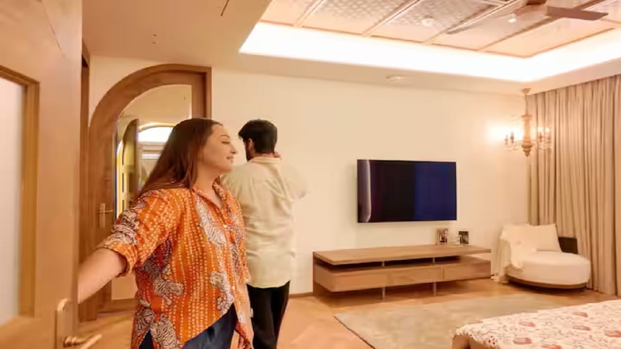 सोनाक्षीच्या बेडरूममध्ये सॉफ्ट लाइटिंग आणि हलके रंगांचा वापर केला आहे, ज्यामुळे खोली आरामदायी आणि चमकदार वाटते. खोलीची रचना साधी आणि उत्कृष्ट आहे.