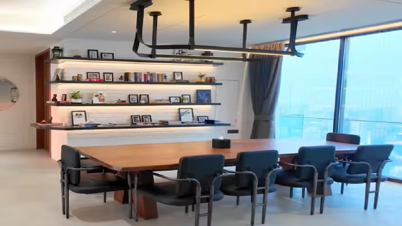 सोनाक्षीच्या घरातील ओपन किचनमध्ये आधुनिक आणि साधी रचना आहे. राखाडी आणि हलक्या रंगाच्या थीममुळे जागा प्रशस्त आणि चमकदार दिसते. स्मार्ट स्टोरेज, स्वच्छ स्लॅब आणि किमान सजावट या क्लासी फीलमध्ये भर घालते.