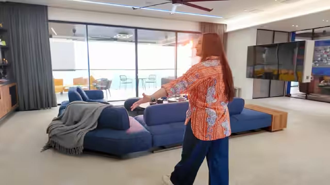 अभिनेत्री सोनाक्षी सिन्हा आणि तिचा पती झहीर इक्बाल मुंबईत एका नवीन घरात राहायला गेले आहेत अभिनेत्रीने तिच्या यूट्यूब चॅनलवर एक व्लॉग शेअर केला आहे, ज्यामध्ये तिने प्रेमाने सजवलेल्या तिच्या भव्य घराची झलक दाखवली आहे.