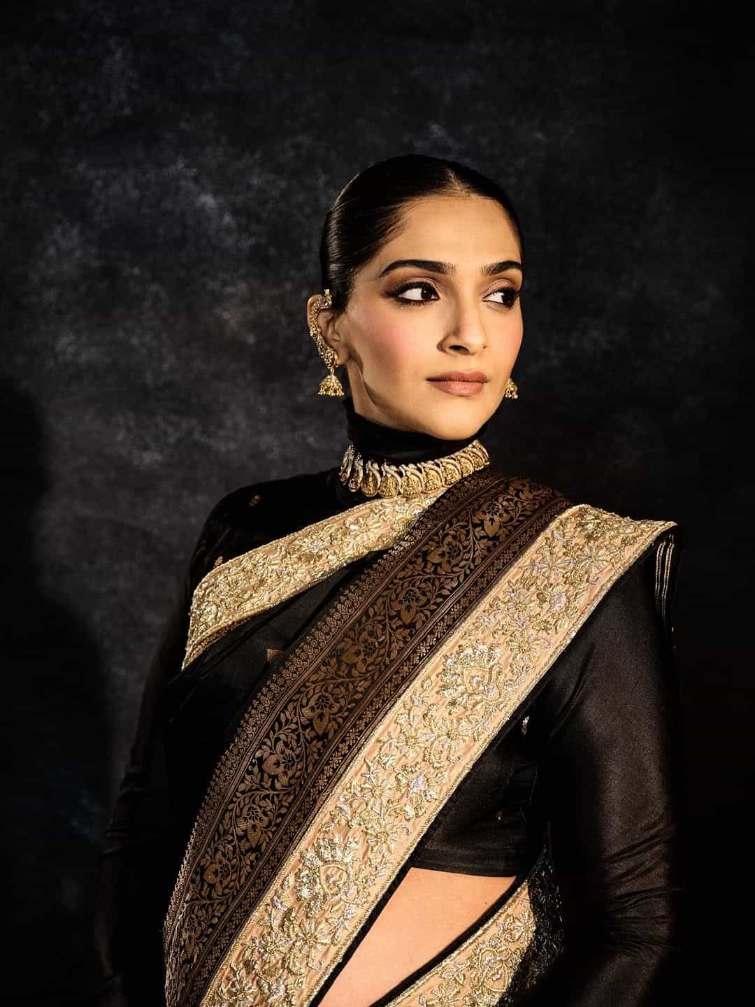 बॉलिवूडची फॅशन आयकॉन सोनम कपूर तिच्या दुसऱ्या प्रेग्नेंसीचा पुरेपूर आनंद घेत आहे. उल्लेखनीय म्हणजे या काळातही तिचा फॅशन गेम अजूनही टिकून आहे. आता सोनम हिचे काळ्या साडीतील काही फोटो सोशल मीडियावर तुफान व्हायरल होत आहेत.