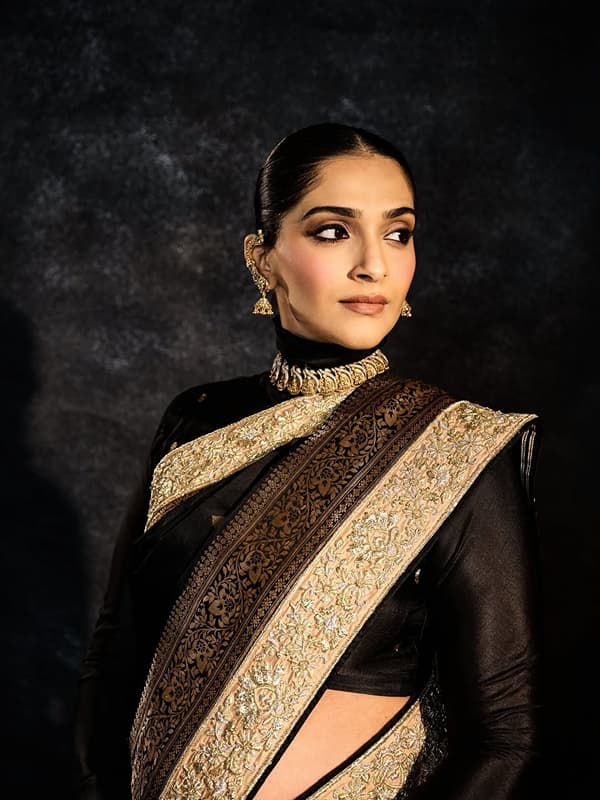 बॉलिवूडची फॅशन आयकॉन सोनम कपूर तिच्या दुसऱ्या प्रेग्नेंसीचा पुरेपूर आनंद घेत आहे. उल्लेखनीय म्हणजे या काळातही तिचा फॅशन गेम अजूनही टिकून आहे. आता सोनम हिचे काळ्या साडीतील काही फोटो सोशल मीडियावर तुफान व्हायरल होत आहेत.