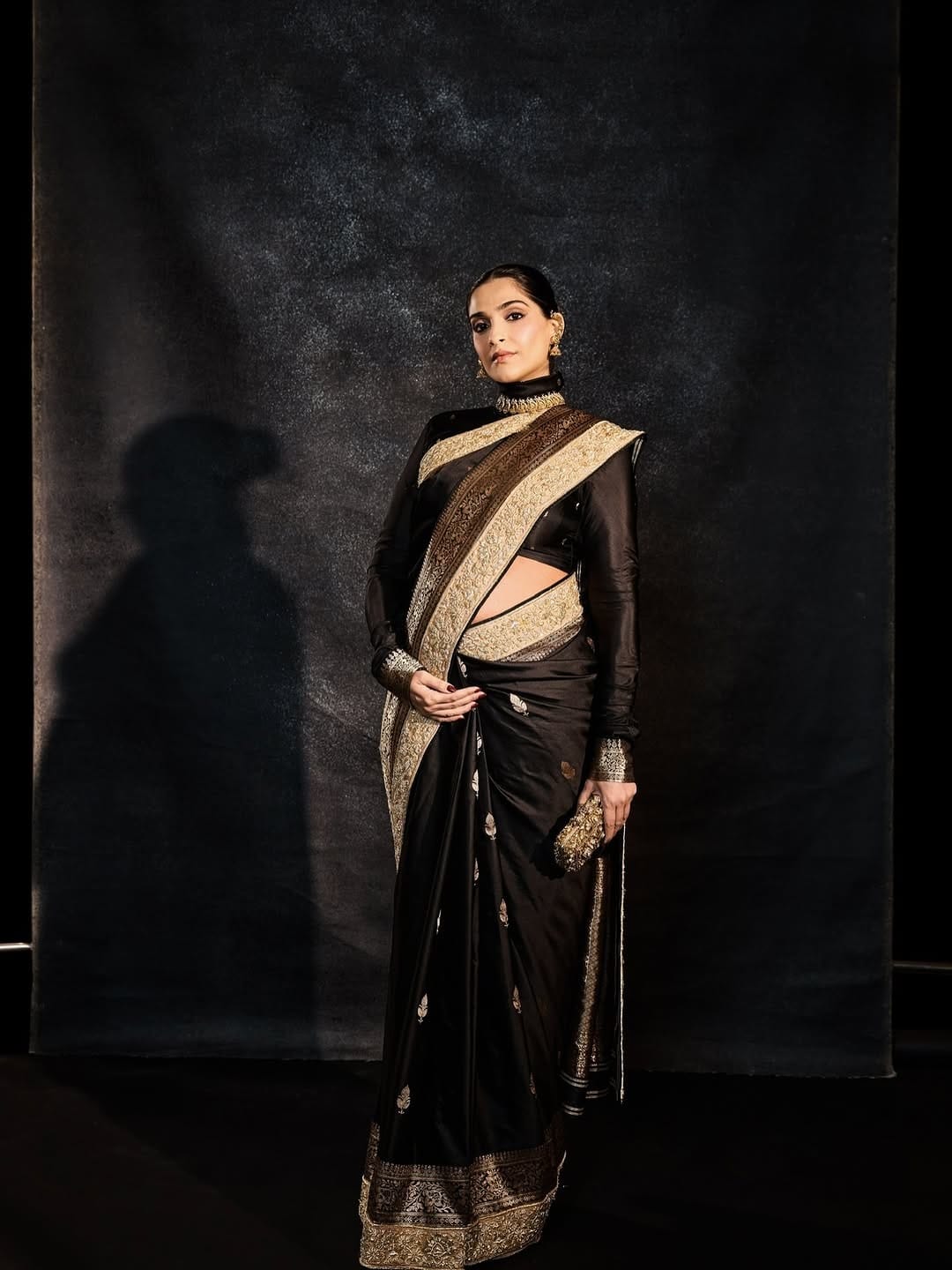 मुलगा वायू याच्या जन्मानंतर सोनम हिने बॉलिवूडकडे पाठ फिरवली आहे. पण अभिनेत्री सोशल मीडियावर कायम पोस्ट करत असते. आता सोनम दुसऱ्यांदा आई होणार आहे.