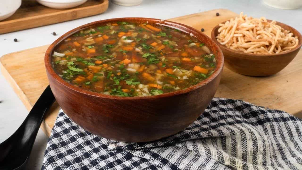 हल्ली बरेच लोक कमी गुंतवणुकीत लवकर कमाई कशी होईल अशा व्यवसायाच्या शोधात असतात. त्याशिवाय अनेकांना नोकरीसोबत सांभाळता येण्यासारखा व्यवसाय हवा असतो. तुम्हीही व्यवसाय करण्याच्या शोधत आहात का? तर मग गरमागरम सूप बनवण्याचा व्यवसाय तुमच्यासाठी उत्तम पर्याय ठरु शकतो.