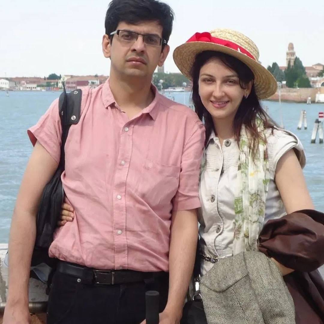 सौम्या आणि सौरभची कॉलेजमध्ये असताना ओळख झाली होती. दोघे 10 वर्ष रिलेशनशिपमध्ये होते. त्यानंतर त्यांनी लग्नाचा निर्णय घेतला. लग्न खूप प्रायवेट पद्धतीने झालेलं. ती बोललेली सुद्धा तिला तिचं पर्सनल लाइफ लोकांमध्ये आणायचं नाही. 