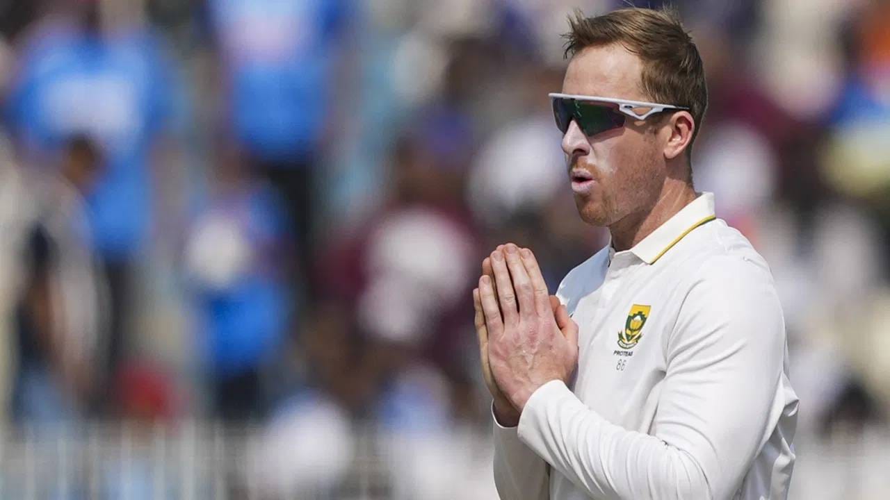 दक्षिण आफ्रिकेचा ऑफ स्पिनर सायमन हार्मरने भारताविरुद्ध दोन कसोटी सामन्यात कमालीचं प्रदर्शन केलं. त्याला आता मोठ बक्षीस मिळालं आहे. 36 वर्षाच्या या खेळाडूची नोव्हेंबर महिन्यातील बेस्ट आयसीसी प्लेयर म्हणून निवड झाली आहे. (PC-PTI)