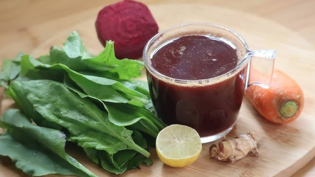 पालकचे दररोज सेवण करा. ज्यामुळे कमी रक्ताची समस्या कायमच दूर होईल. निरोगी राहण्यासाठी सकाळी उपाशीपोटी बीट आणि पालकचा ज्यूस घ्या.