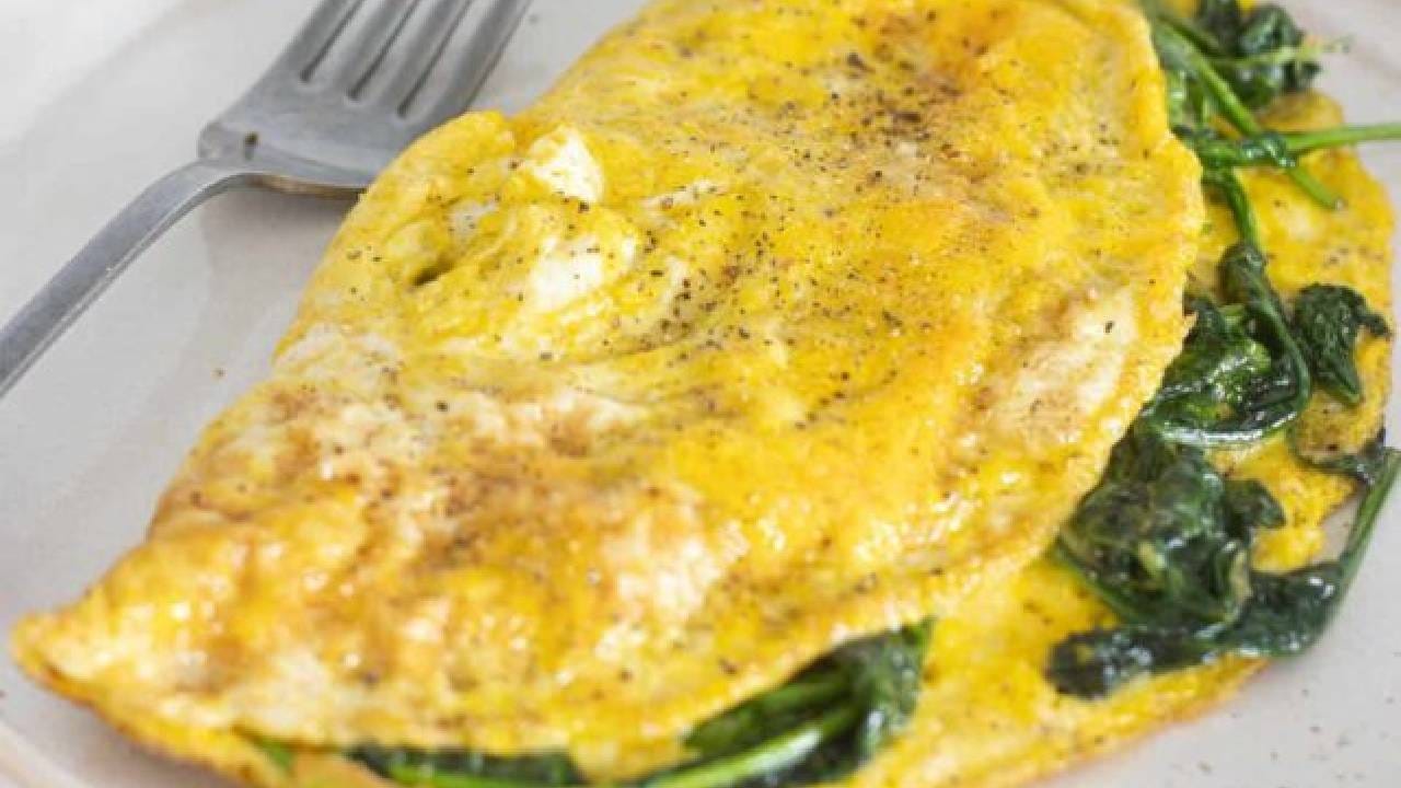 बऱ्याच घरात नाश्त्यात अंडा ऑम्लेट बनवले जाते. कारण अंडा ऑम्लेट तयार करण्यासाठी फार काही वेळ लागत नाही शिवाय फटाफट तयार होते आणि हेल्दीही असते. 