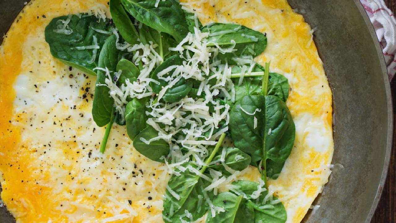 सकाळी नाश्त्यात काय बनवावे हा प्रश्न अनेकांना पडतो. नाश्ता फक्त पोटभरण्यासाठीच नाही तर हेल्दी असणेही आवश्यक असते आणि दररोज तेच तेच खाऊन अनेकांना कंटाळाही येतो. 