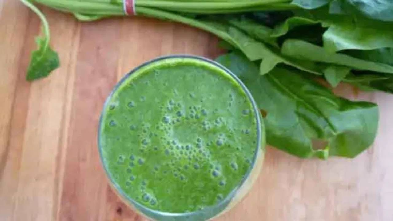 पालकमध्ये मोठ्या प्रमाणात लोह, नायट्रेट्स आणि मॅग्नेशियम असते. यामुळे पायांना रक्तपुरवठा वाढतो, स्नायूंना देखील मदत होते. सोबतच त्वचेसाठीही पालक फायदेशीर ठरते.