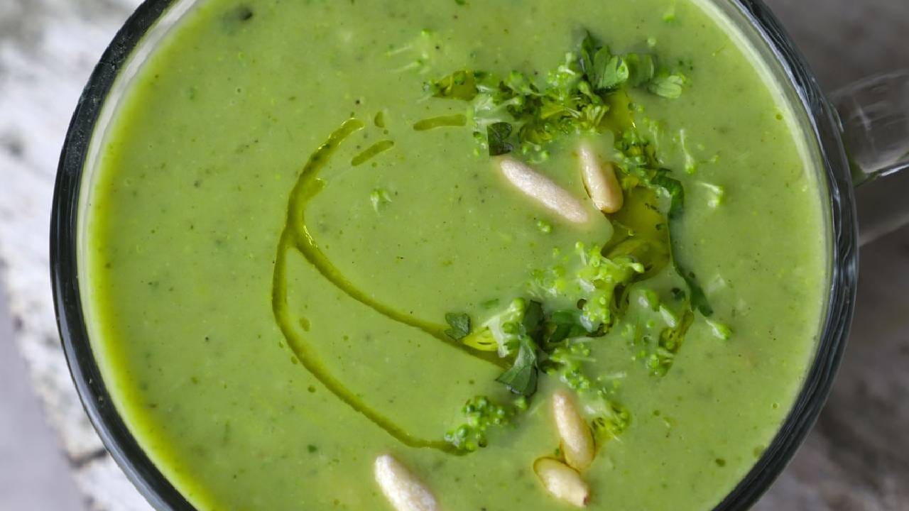 सर्वांनाच माहिती आहे की, आरोग्यासाठी पालक अत्यंत फायदेशीर ठरते. पालकच्या सेवनाने आरोग्याच्या असंख्य समस्या दूर होण्यास मदत होते. पालक सर्व रोगांवर रामबाण उपाय आहे.