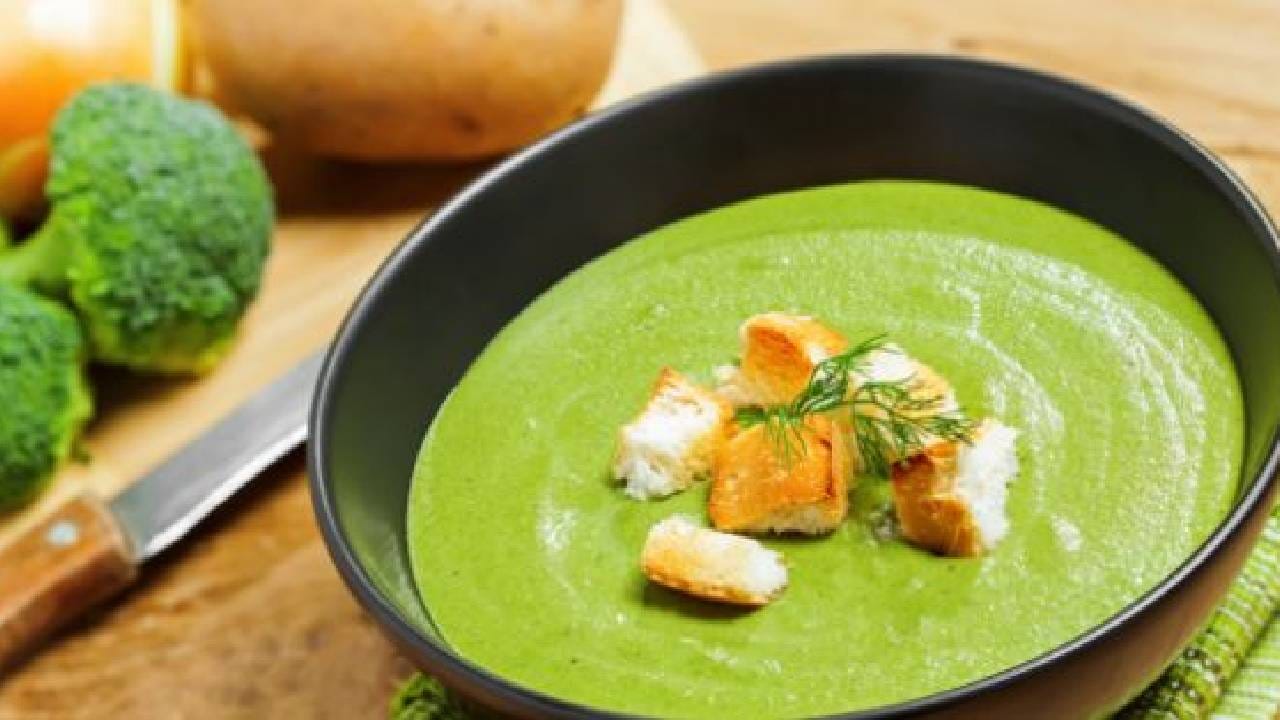 विशेष म्हणजे दररोज सकाळी तुम्ही पालकच्या सुपचे सेवन केले तर आरोग्याच्या सर्व समस्या दूर होतील. पालक ही एक पौष्टिकतेने समृद्ध भाजी आहे, ज्यामध्ये नायट्रेट्स आणि लोहाचे प्रमाण जास्त असते.