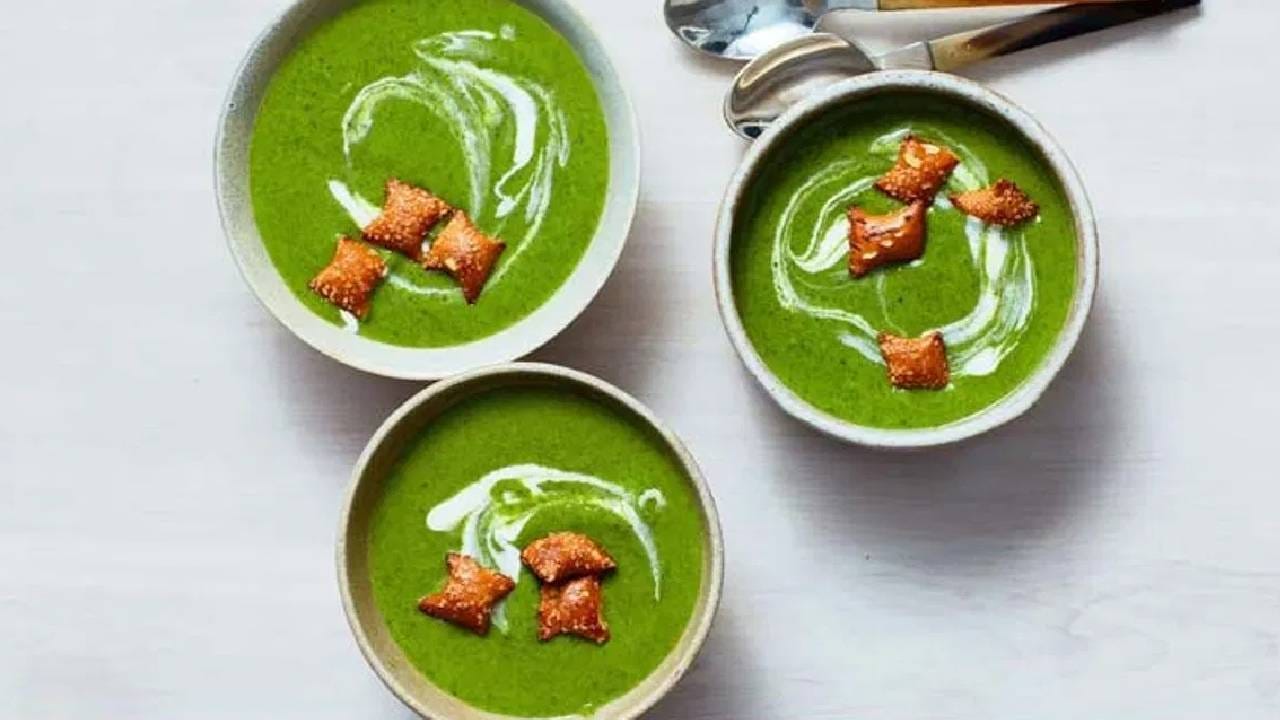 जर तुम्हाला निरोगी आरोग्य पाहिजे असेल तर दररोजच्या आहारात पालकच्या सूपचा समावेश करा. ज्यामुळे आरोग्याच्या असंख्य समस्या आरामात दूर होतात.