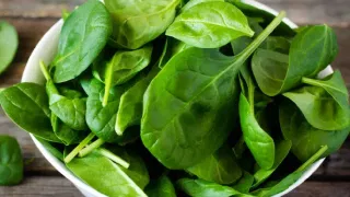कच्ची की शिजवलेली कोणती पालक ठरते तुमच्यासाठी आरोग्यदायी?