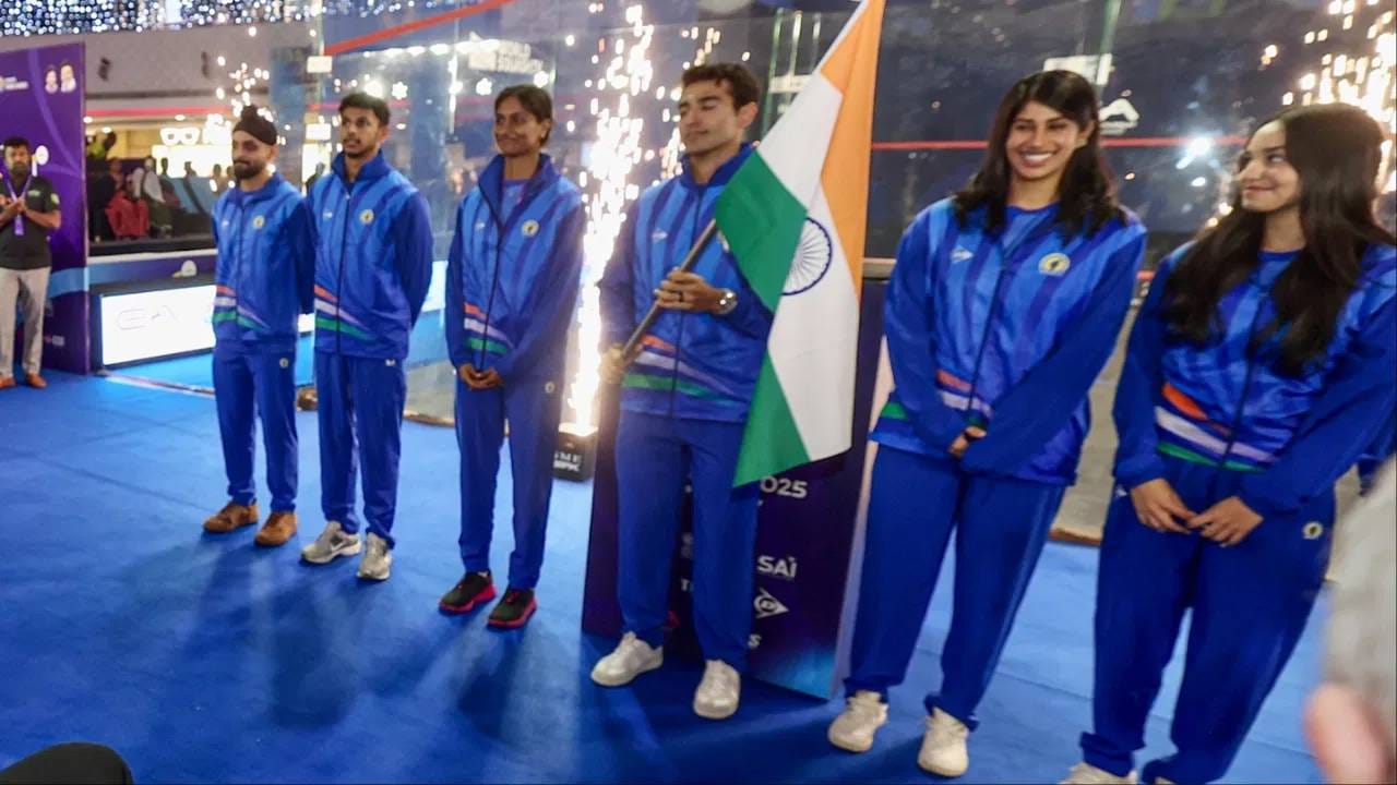 भारताच्या पहिल्या स्क्वॅश वर्ल्ड चॅम्पियनशिपमध्ये जोशना चिनप्पा, अभय सिंग आणि अनाहत सिंग यांनी महत्त्वाची भूमिका बजावली. यापूर्वी 2023 च्या स्क्वॅश वर्ल्ड कपमध्ये भारताचे विजेतेपद थोडक्यासाठी हुकले होते. त्यांना कांस्यपदकावर समाधान मानावे लागले होते. आजपर्यंत ऑस्ट्रेलिया, इंग्लंड आणि इजिप्त सारख्या संघांनी हे विजेतेपद जिंकले आहे. (Photo:PTI)