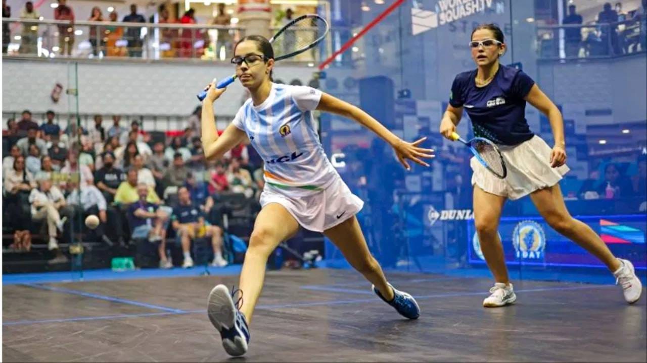 भारतीय संघाने मिश्र सांघिक स्पर्धेत जागतिक अजिंक्यपद जिंकले. उल्लेखनीय गोष्ट म्हणजे दुसऱ्या क्रमांकाच्या भारतीय संघाने एकही सामना न गमावता विजेतेपद जिंकले. भारतीय संघाने गट फेरीत स्वित्झर्लंड आणि ब्राझीलचा 4-0 असा पराभव करून दमदार सुरुवात केली. भारताने क्वार्टरफायनलमध्ये दक्षिण आफ्रिकेचा,  सेमीफायनलमध्ये भारताचा सामना दोन वेळा विजेता असलेल्या इजिप्तशी झाला. या सामन्यात भारताने 3-0 असा विजय मिळवत अंतिम फेरीत प्रवेश केला. (Photo:PTI)