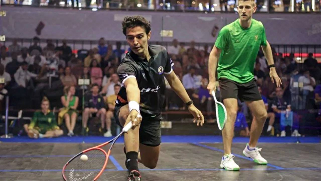 भारताने 14 डिसेंबर रोजी चेन्नईत झालेल्या स्क्वॉश वर्ल्डकप स्पर्धेच्या अंतिम सामन्यात हाँगकाँगला 3-0 ने पराभूत कररत ऐतिहासिक कामगिरी केली. 1996 मध्ये सुरू झालेल्या या स्पर्धेच्या २९ वर्षांच्या इतिहासात भारताने स्क्वॅश विश्वचषक जिंकण्याची ही पहिलीच वेळ आहे. कामगिरी करणारा भारत हा पहिला आशियाई देश ठरला आहे. (Photo:PTI)