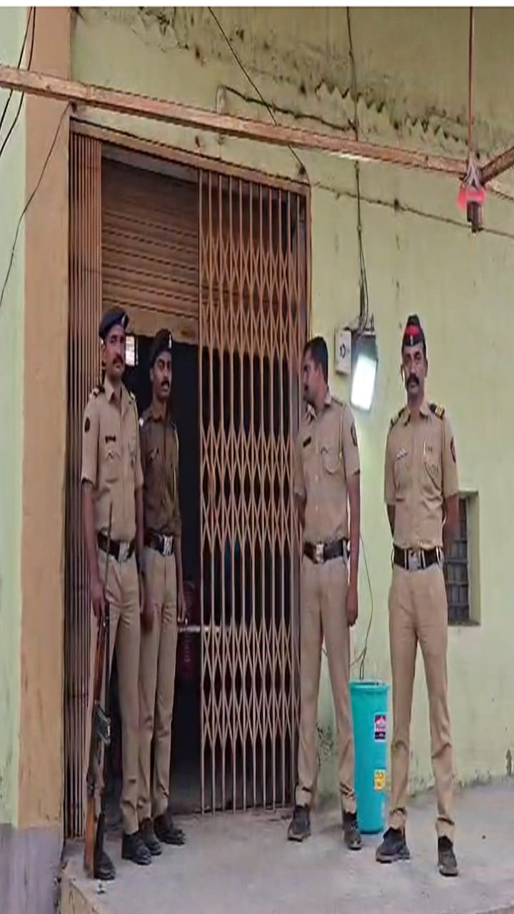 नगरपालिका निवडणुकीची मतदान प्रक्रिया पार, बंदुकधारी पोलिस स्ट्रॉंग रूमच्या बाहेर