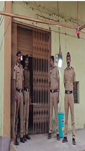 नगरपालिका निवडणुकीची मतदान प्रक्रिया पार, बंदुकधारी पोलिस स्ट्रॉंग रूमच्या बाहेर.